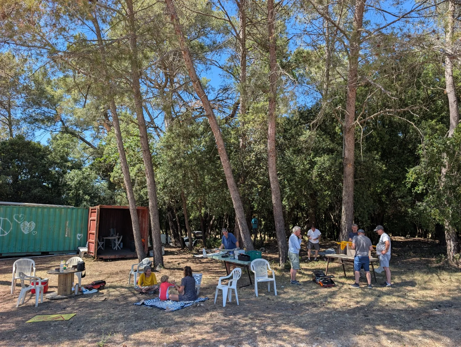 Les modèles et les espaces de rencontre au terrain du club